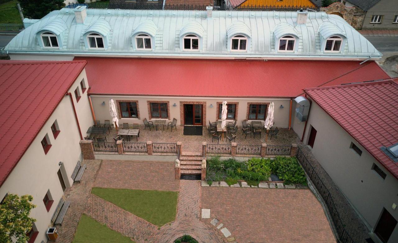 Zbirozsky Dvur Hotel Zbiroh Bagian luar foto